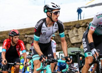 Simon Yates vince la crono di Budapest, Van der Poel resta in rosa