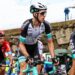 Simon Yates vince la crono di Budapest, Van der Poel resta in rosa