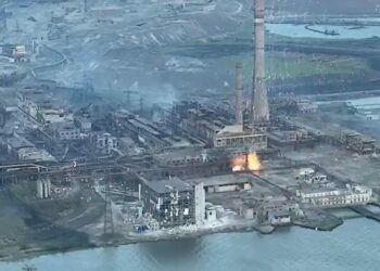 Ucraina, a Mariupol evacuazione dall’acciaieria Azovstal