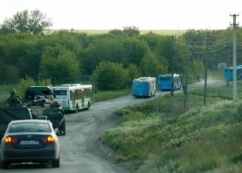Prosegue l’evacuazione dei feriti dall’acciaieria Azovstal