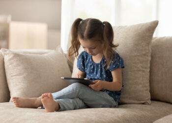 Screen-Time, emergenza abuso cellulare da parte dei bambini