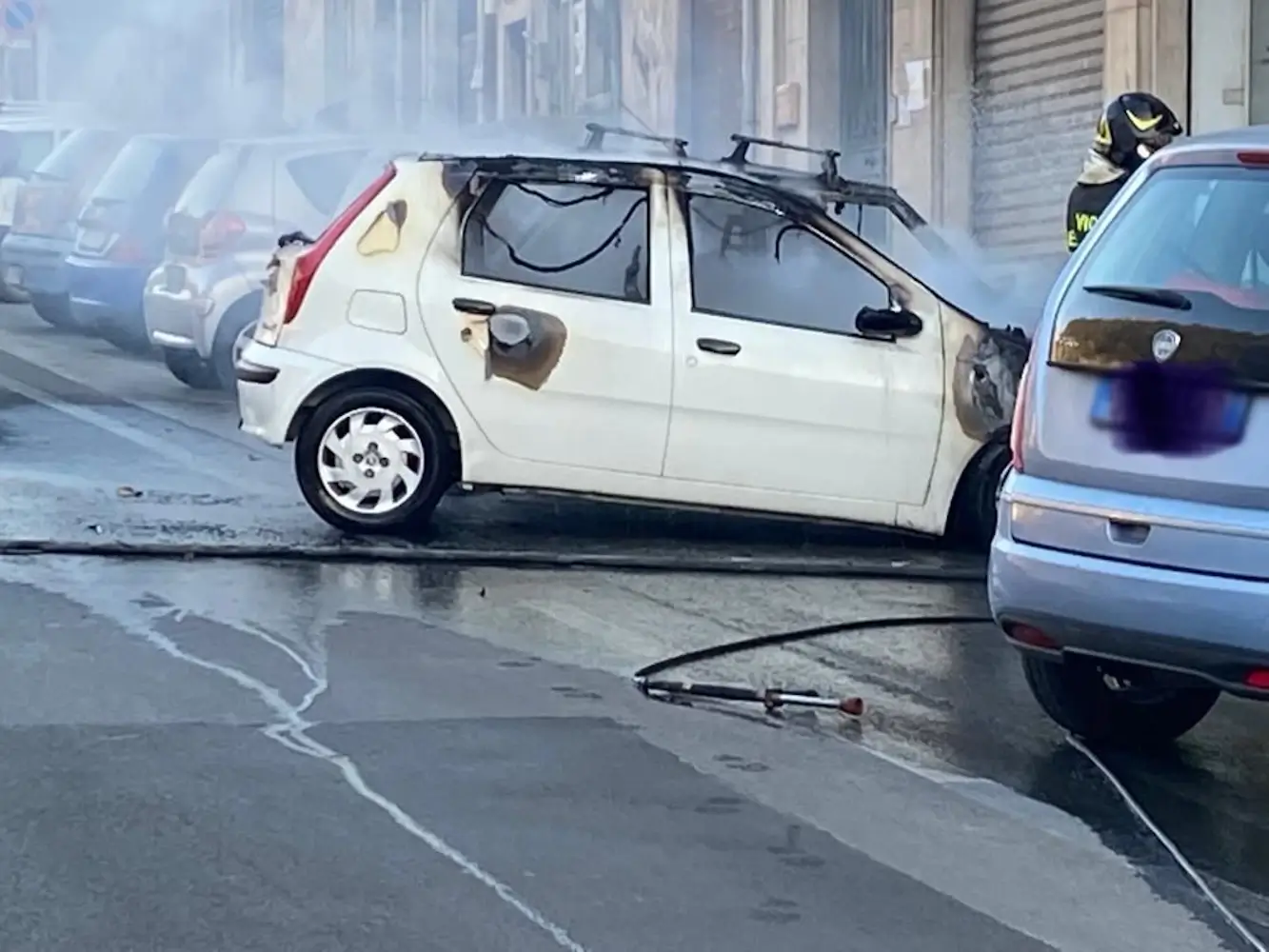 Auto a fuoco in via Nazionale a Modica Auto a fuoco in via Nazionale a Modica