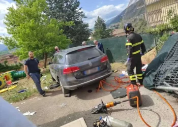 Auto nel giardino di un asilo: un bimbo morto e 5 feriti