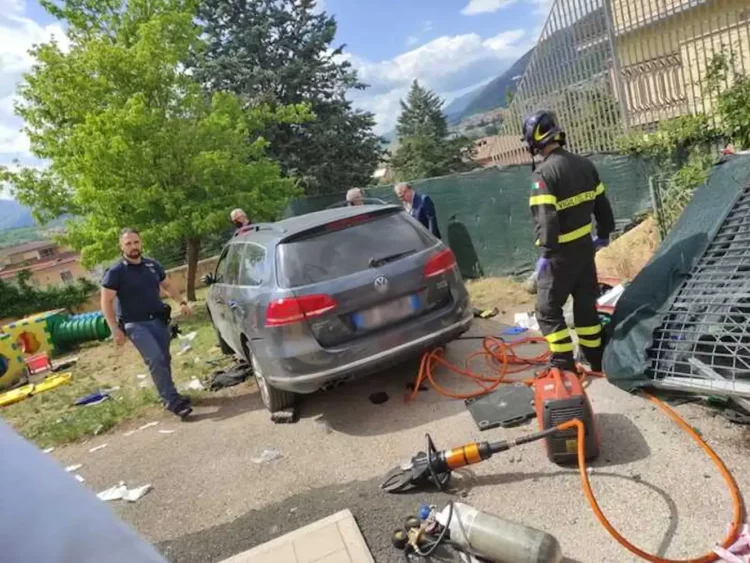 Auto nel giardino di un asilo: un bimbo morto e 5 feriti