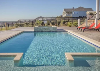 Bambina di 2 anni cade in piscina e muore