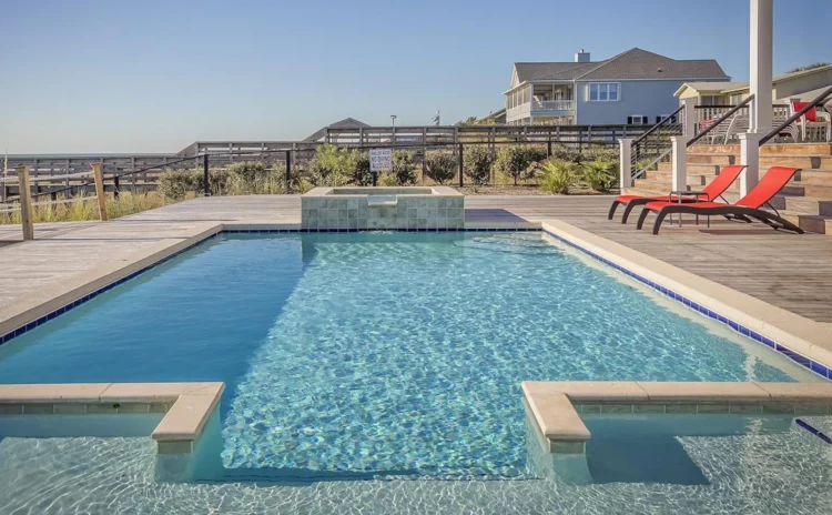 Bambina di 2 anni cade in piscina e muore