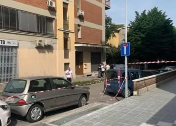 Bambina di 4 anni cade dal settimo piano e muore