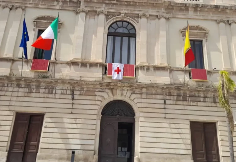 Bandiera della Croce Rossa Italiana a Comiso