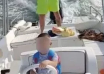 Bimbo guida motoscafo nel Golfo di Napoli: VIDEO TikTok diventa virale