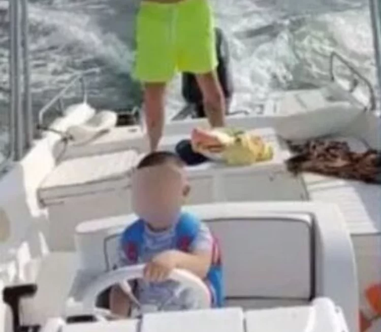 Bimbo guida motoscafo nel Golfo di Napoli: VIDEO TikTok diventa virale