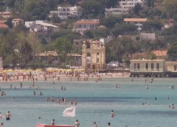 Caldo estivo in Sicilia, a Mondello tutti al mare