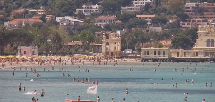 Caldo estivo in Sicilia, a Mondello tutti al mare