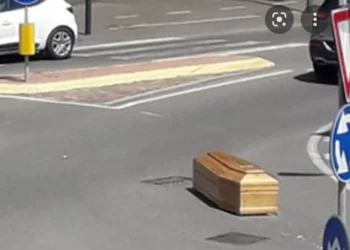 Carro funebre perde la bara (vuota): la cassa in strada