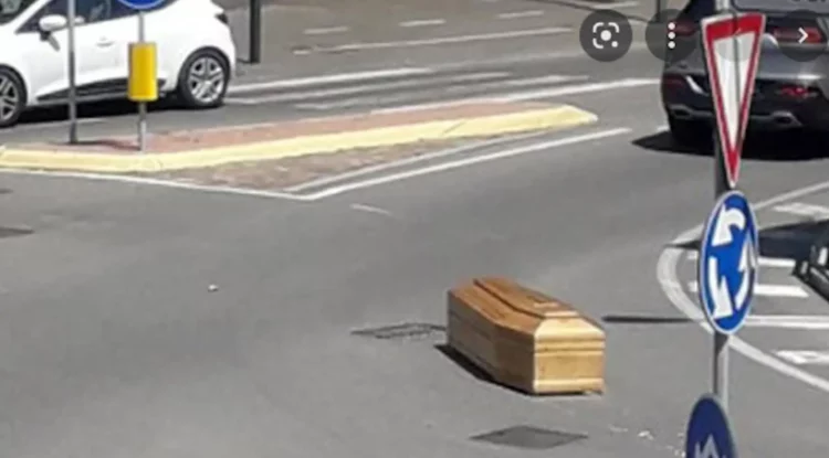 Carro funebre perde la bara (vuota): la cassa in strada