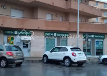 Comiso, ritrovato il furgone usato per rapina in banca