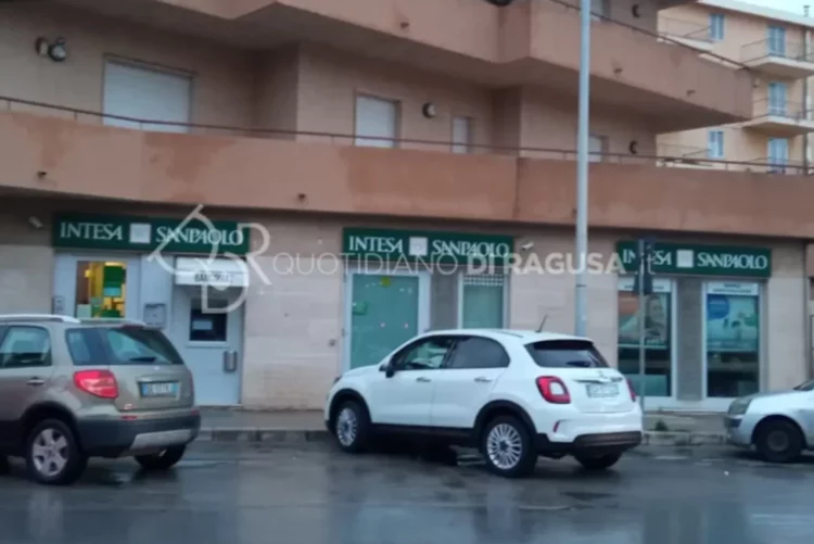 Comiso, ritrovato il furgone usato per rapina in banca