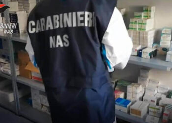 Falsi screening oncologici per fare carriera: arrestato medico