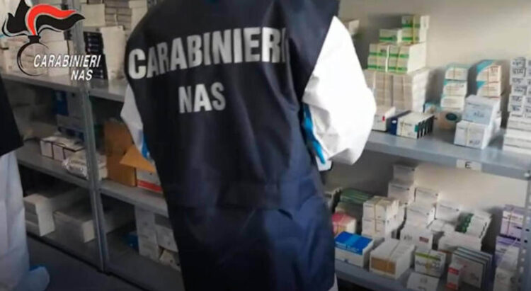 Falsi screening oncologici per fare carriera: arrestato medico