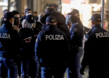 Giovane accoltellato da 2 coetanei in strada: è grave