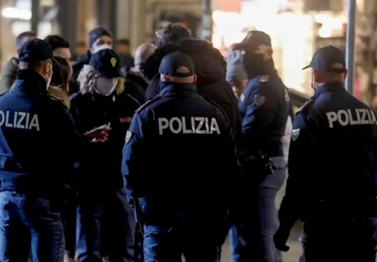 Giovane accoltellato da 2 coetanei in strada: è grave