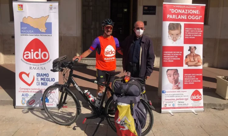 Il ciclista Alfano e don Occhipinti al ritorno a Ragusa