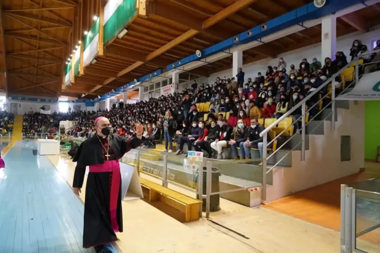 Il Vescovo di Ragusa incontra i cresimandi
