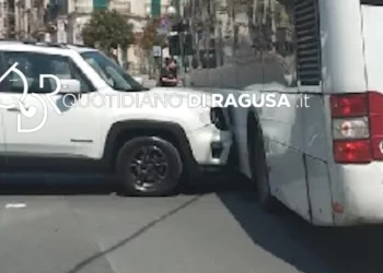 Incidente stradale a Scicli, scontro auto pullman