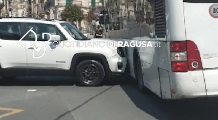 Incidente stradale a Scicli, scontro auto pullman