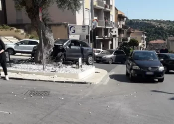 Incidente a Modica, auto finisce su spartitraffico