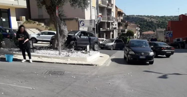Incidente a Modica, auto finisce su spartitraffico