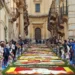 Infiorata di Noto 2025, svelato il tema La pace si fa arte: dal 16 al 20 maggio