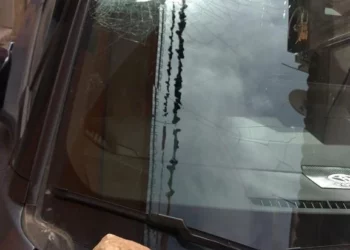 Il sasso sul parabrezza di un’auto in viale Colajanni a Ragusa