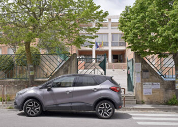 Ragusa, furti nelle auto dei genitori in attesa dell’uscita dei figli dinanzi ad alcune scuole