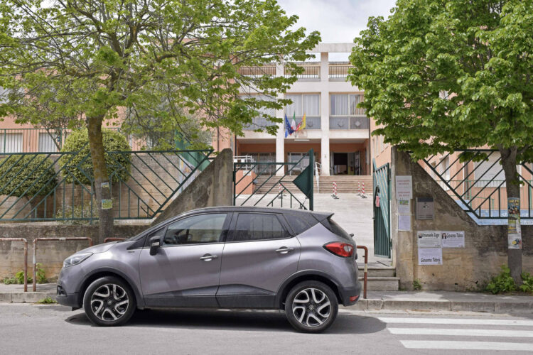 Ragusa, furti nelle auto dei genitori in attesa dell’uscita dei figli dinanzi ad alcune scuole