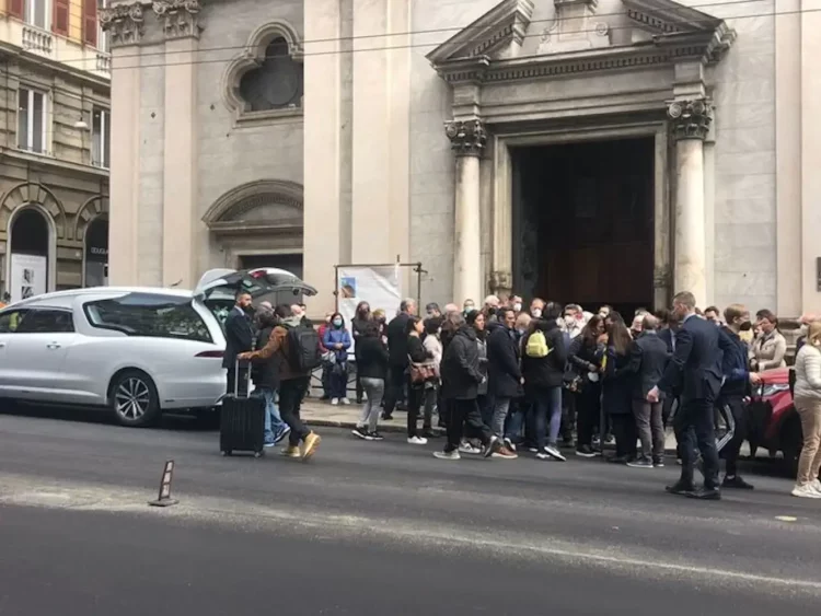 L'ultimo saluto ad Alice, uccisa a 34 anni dal fratello