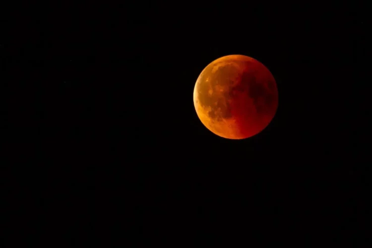 Luna rossa 2022, eclissi totale nella notte tra il 15 e il 16 maggio: come vederla