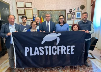A Modica sventola la bandiera Plastic Free