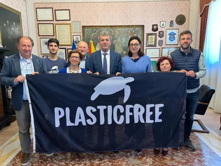 A Modica sventola la bandiera Plastic Free