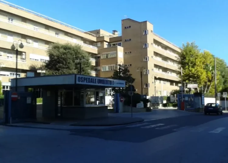 Morta la donna caduta dal terzo piano dell'ospedale di Siracusa