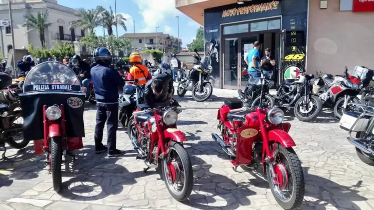 Moto storiche nel barocco ibleo con il botto a Ragusa