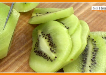 Sorsi di benessere, Angelica Amodei prepara un infuso freddo di semi di anice arricchito con fette di kiwi, lime e limone.