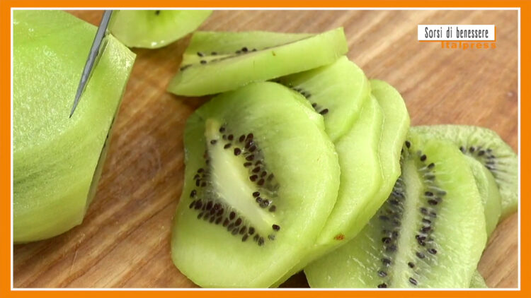 Sorsi di benessere, Angelica Amodei prepara un infuso freddo di semi di anice arricchito con fette di kiwi, lime e limone.