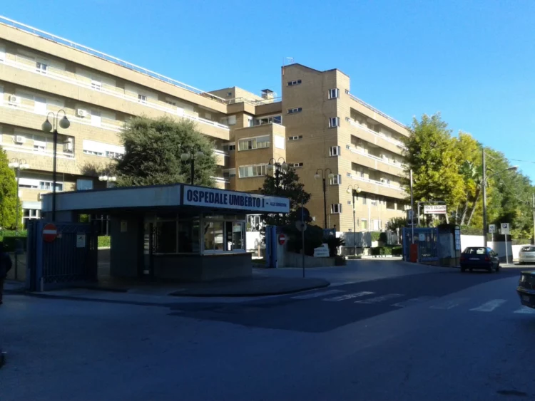 Ospedale Siracusa, donna cade dal terzo piano: è grave