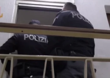 Perseguita i vicini con dispetti e minacce: in cella per stalking condominiale