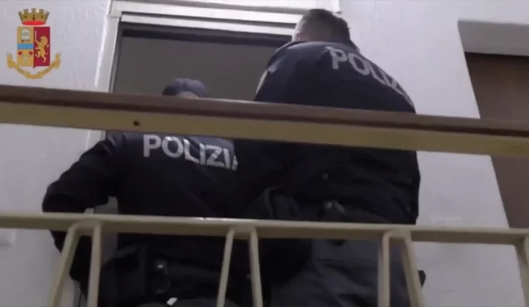 Perseguita i vicini con dispetti e minacce: in cella per stalking condominiale