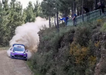 Pilota di rally accusa malore in auto e muore: gara annullata
