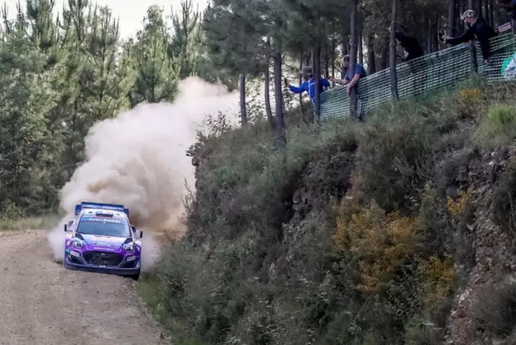 Pilota di rally accusa malore in auto e muore: gara annullata