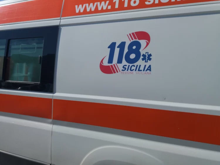 Pulmino con bambini ucraini contro un muro sulla Ragusa-Comiso