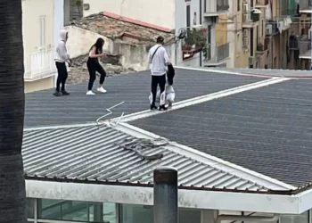 Ragazzi a spasso sul tetto del city a Ragusa: è assurdo