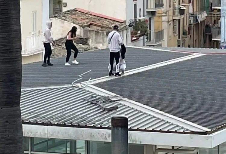 Ragazzi a spasso sul tetto del city a Ragusa: è assurdo